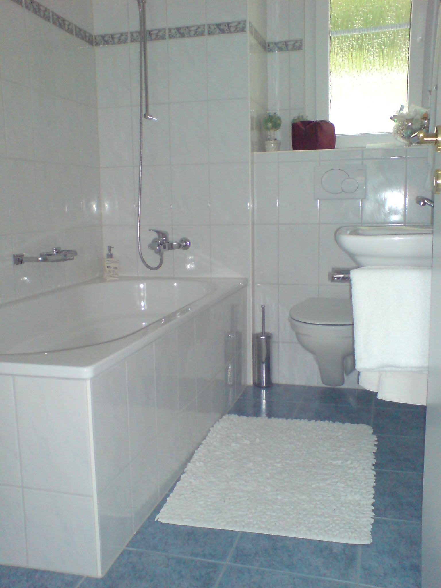 le grand large bathroom with bath tub